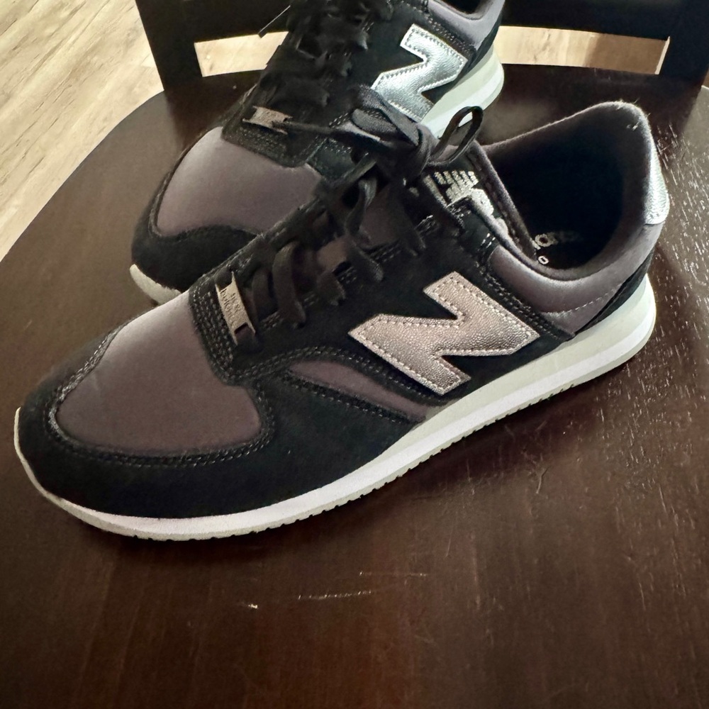 New Balance Woman Black and Gray Sneakers 420